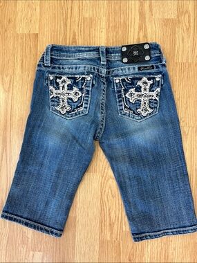 Miss Me Women’s Bermuda Dark Blue Jeans with Embroidered Cross Pockets Sz 26